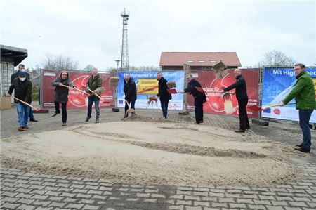 Auf dem Bauhof der Gemeinde Großheide fand der symbolische erste Spatenstich für den Breitbandausbau im Landkreis Aurich statt. In den kommenden Monaten sollen rund 7730 Haushalte an das schnelle Datennetz angeschlossen werden.