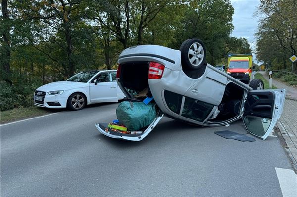 Auf dem Dach liegengeblieben ist dieser Wagen. Es gab zum Glück nur leichte Verletzungen.