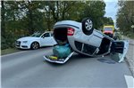 Auf dem Dach liegengeblieben ist dieser Wagen. Es gab zum Glück nur leichte Verletzungen.