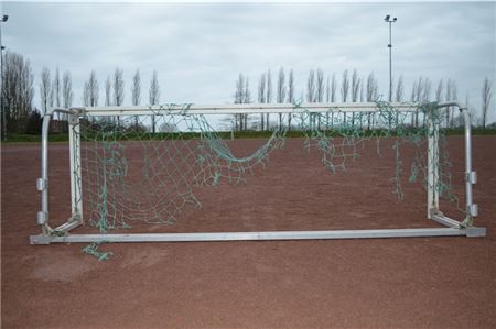 Auf dem Gelände des alten Sportplatzes in Upgant-Schott sollen Wohnungen entstehen. Anwohner fürchten, dass bei den Bauarbeiten ihre Straße beschädigt werden könnte. 