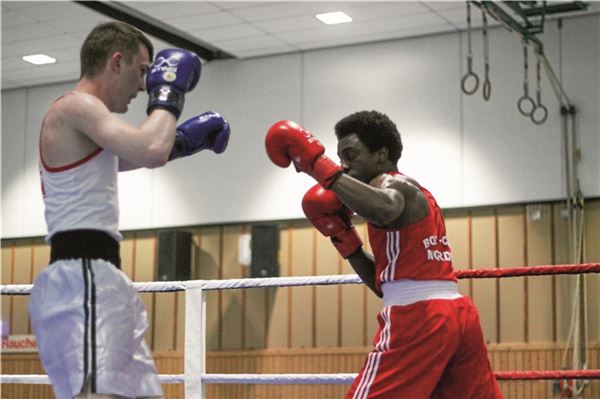Starke Konkurrenz im Ring: Norder Boxer sind enorm gefordert Auf dem Prüfstand. Ousmane Diallo (r.) soll am Sonnabend boxen. Foto: Johannes Müller