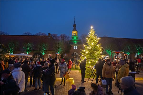 Auf dem Vorhof des Lütetsburger Schlosses feiern die Besucher gemeinsam die Adventszeit Fotos: Ute Bruns