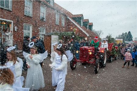 Auf dem Weihnachtsmarkt in Berumerfehn gab es regelrechte Schneestürme während der Ankunft des Weihnachtsmannes. Fotos: Hinrich Saathoff