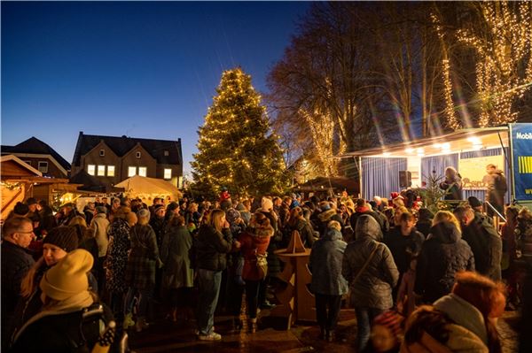 Auf dem Weihnachtsmarkt in Marienhafe ist immer viel los.