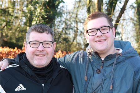 Auf den Spuren des Vaters. Gerold Hinrichs war ein weit über Ostfriesland hinaus gefürchteter Torjäger. Sohn Lars versucht, in seine Fußstapfen zu treten.