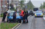 Auf der Bahnhofstraße rollte ein Autofahrer gegen einen Baum.
