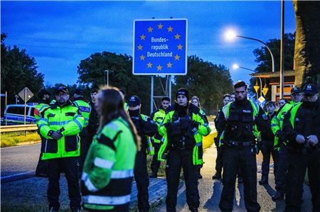 Auf der deutschen Seite der Grenze zwischen Ter Apel und dem deutschen Ort Rütenbrock steht die deutsche Polizei bereit, um einzugreifen, falls niederländische Bürger eigenmächtig Grenzkontrollen durchführen. In der aufgeheizten Debatte um die Asylpolitik in den Niederlanden hatten niederländische Bürger auf eigene Faust Fahrzeugkontrollen an der deutschen Grenze organisiert. Foto: ANP/dpa