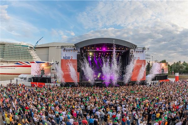 Auf der imposanten Bühne in Papenburg tritt an zwei Tagen ein gutes Dutzend Künstler aus dem In- und Ausland auf. Foto: Axel Herzig