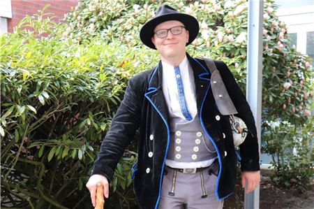 Auf der Suche nach der nächsten Arbeit und einem Schlafplatz kam Phillip Matzke in Aurich vorbei. Immer mit dabei sind sein Wanderstab und sein Bündel, auch Stenz und Charlottenburger genannt. Foto: HWK