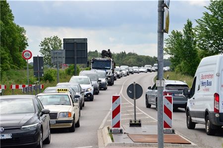 Auf der Umgehungsstraße staut es sich.