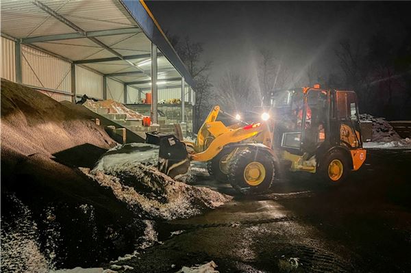 Auf die Straßen wird ein Salz-Lava-Gemisch gestreut.
