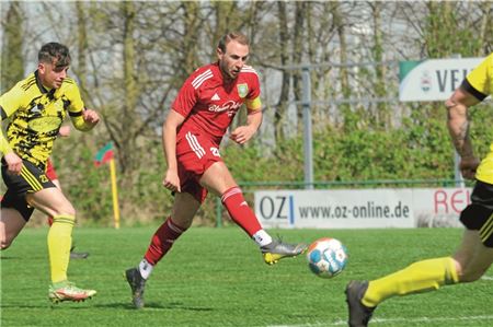 Auf einem guten Weg. Eigentlich sah es zunächst nach dem erwarteten Heimsieg des TuS Pewsum aus. Die Elf um Kapitän Andreas Olk lag 2:0 vorn. Doch Suurhusen kam zurück. Archivfoto: Ute Bruns