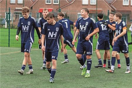 Aufatmen. Die Hager A-Junioren (hier im Spiel gegen JSG WIR) konnten sich freuen, in Esens den einen Punkt mitgenommen zu haben.