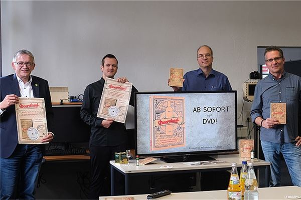 Aurichs Landrat Olaf Meinen (v. l.), Jannik Janssen, Ralf Gotthard und Günter Wrobel stellten die Doornkaat-DVD vor.