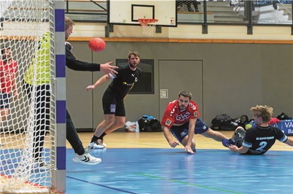 Aus allen Lagen. Zum Abschluss des vergangenen Jahres feierten die TuRa-Handballer um Menke Poppinga drei Siege am Stück. Hält die Serie am Sonnabend? Foto: Ute Bruns