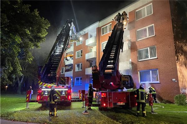 Aus dem oberen Teil des Gebäudes mussten die Bewohner mit einer Drehleiter evakuiert werden.