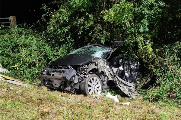 Tödlicher Verkehrsunfall in Wittmund Aus dem Wrack des Autos konnte eine Person nur noch tot geborgen werden.