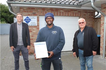 Ausbildungsberater Jörg Harms (l.) und Chef Horst Fischer (r.) freuten sich mit Ibrahima Keita (Mitte) über die Auszeichnung zum Lehrling des Monats. Fotos: HWK/J. Stöppel