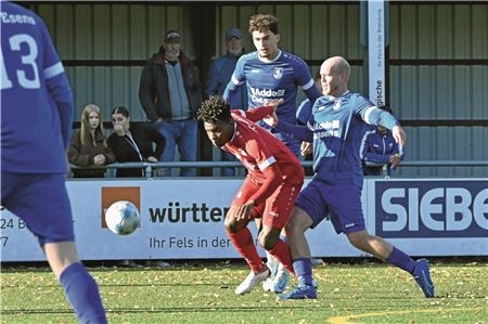 Ausgleich. Michel Boateng (hier gegen den TuS Esens) traf in Wallinghausen zum 1:1. Foto: Ute Bruns