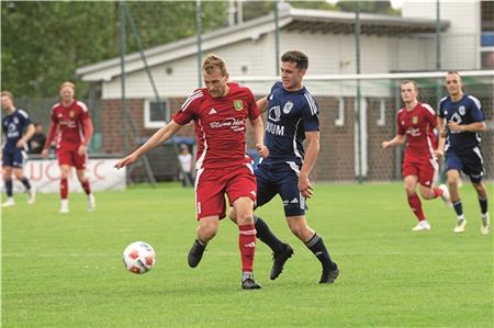 Ausnahme. Nur beim 3:3 im Heimspiel gegen den SV Hage (r. Michele Carrafa) ließen die Pewsumer (l. Heiko Visser) etwas liegen. Foto: Ute Bruns
