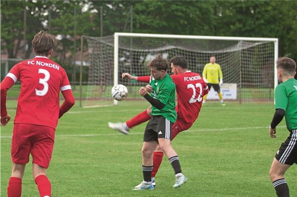 Auswärtssieg des Favoriten. Der Tabellenvierte TuS Pewsum setzte sich beim Tabellenvierzehnten FC Norden durch, der weiter nur 26 Punkte nach nun 26 Spielen aufweist. Foto: Johannes Müller