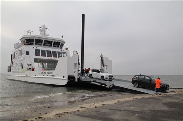 Autos fahren von dem Schiff „Meine Fähre 1“ der Reederei Meine Fähre. Seit Mittwoch gibt es neben der Norden-Frisia eine weitere Fährverbindung.