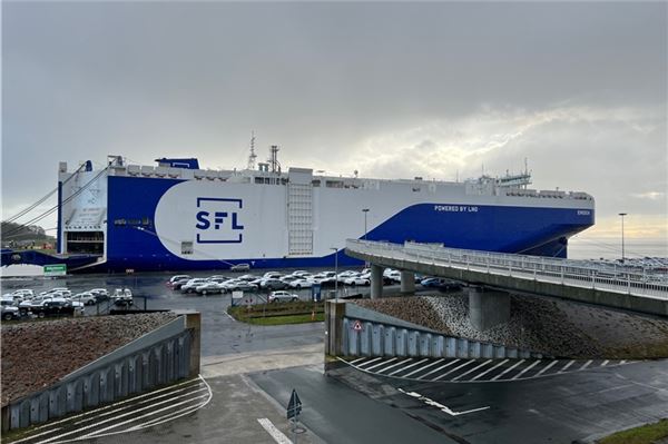 Autoverladung im Seehafen Emden auf das mit Flüssigerdgas (LNG) betriebene Autotransportschiff „Emden“.