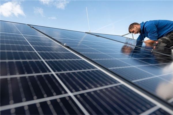 Bald auch auf Aurichs kreiseigenen Dächern: Ein Facharbeiter installiert Solarpanele. Foto: dpa