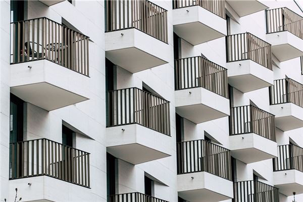 Wer durchschlägt den Knoten? Balkon an Balkon so sehen „Bettenburgen“ auch auf Norderney aus. Foto: Pixabay
