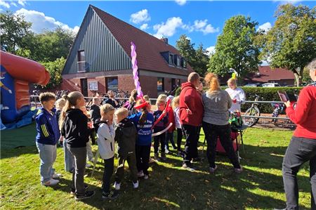 Ballonkunst für die Kinder: Die jüngsten Gäste des Familientags nahmen das Angebot nur zu gern an. Foto: Silvia Cornelius