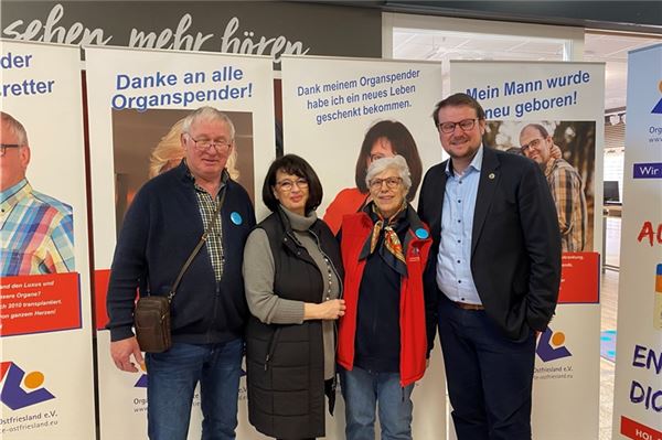 Barbara Backer (2. v. l.) infomiert mit Mitgliedern des Vereins auf Veranstaltungen auch schon mal den Bürgermeister von Emden, Tim Kruithoff (r.).