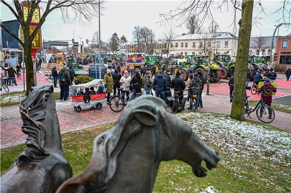 Bauernprotest im Januar 2024, hier in Aurich: Die Blockadeaktionen haben ein Nachspiel.