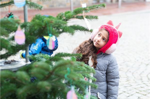 Alle Jahre wieder: Kindergartenkinder schmücken die Norder Tannenbäume