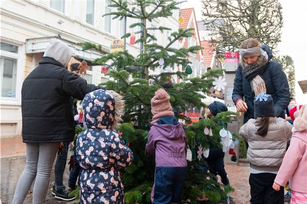 Alle Jahre wieder: Kindergartenkinder schmücken die Norder Tannenbäume