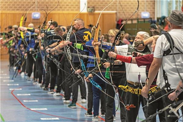 Begehrte Titelkämpfe. Mehr als 100 Bogensportler stellten in der Wildbahnhalle ihr Können unter Beweis. Foto: Meret Edzards-Tschinke