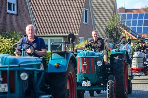 Tradition trifft Technikbegeisterung in Rechtsupweg Begeisterung pur: Die Teilnehmer des traditionellen Korsos sind immer mit viel Spaß dabei.