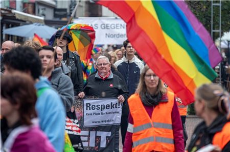 Begleitet von wummernden Bässen eines Musikwagens und getragen von Fahnen, Transparenten und klaren Botschaften, zog der zweite Herbst Pride durch die Norder Innenstadt. 