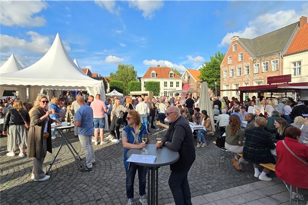 Mit einem Glas Wein den Abend in Norden genießen Norden