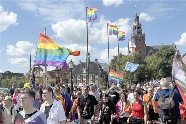 Bei besten Wette rund vor prachtvoller Kulisse feierte die queere Szene des Landkreises Leer (und viele Gäste) den Christopher Street Day in der Kreisstadt. Fotos: Rieke Heinig