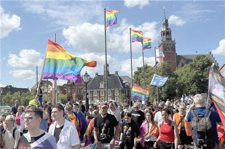 Bei besten Wette rund vor prachtvoller Kulisse feierte die queere Szene des Landkreises Leer (und viele Gäste) den Christopher Street Day in der Kreisstadt. Fotos: Rieke Heinig