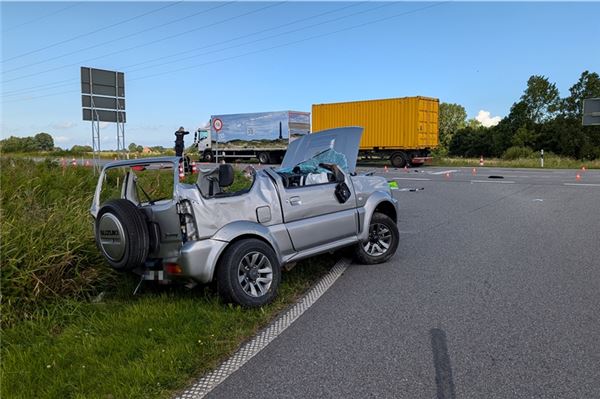 Bei dem Aufprall wurde der Suzuki auf die andere Straßenseite geschleudert.