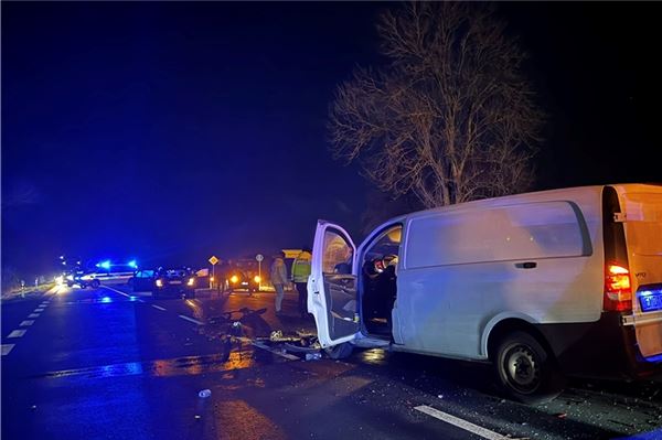 Bei dem Unfall wurden drei Personen verletzt.