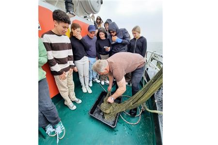 Bei der „Ostfriesland Kreuzfahrt“ wurde mit einem Schleppnetz gezeigt, was sich auf dem Boden der Nordsee befindet.