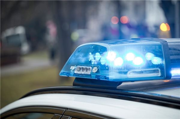 Ein Polizeifahrzeug mit Blaulicht.