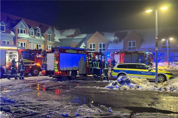 Bei einem Brand in einem Altenwohnheim mussten mehrere Menschen evakuiert werden.