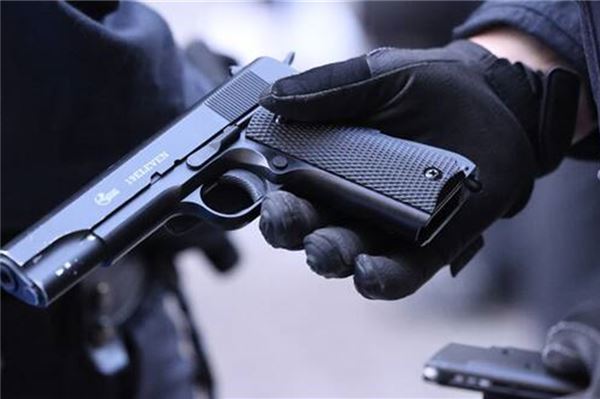 Bei einem der Vorgänge soll eine Schusswaffe eine Rolle spielen. Symbolfoto: dpa