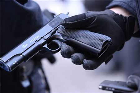 Bei einem der Vorgänge soll eine Schusswaffe eine Rolle spielen. Symbolfoto: dpa