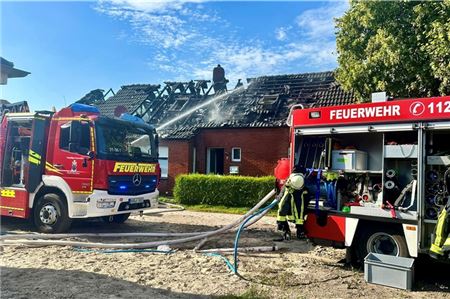 Bei einem Feuer wurde ein Wohngebäude in Osteel stark beschädigt. Foto: Feuerwehr