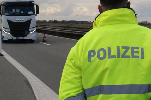 Frontalcrash: Schwerer Verkehrsunfall auf der B 210 Polizei Unfall