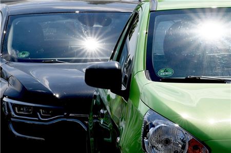 Bei Hitze kann es im Auto schnell sehr heiß und gefährlich werden. Besonders für Kinder und Tiere.